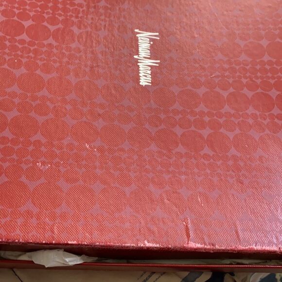 Neiman Marcus 2004 Christmas plate - Picture 2 of 2